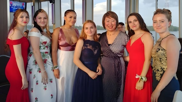 Sechs Schülerinnen der École Secondaire Augustin-Norbert-Morin posieren vor einem Fenster mit Aussicht.