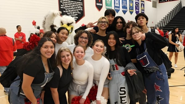 Eine Gruppe Schülerinnen der Eden Prairie Schools posiert im Sportbereich der Schule für ein Gruppenfoto.