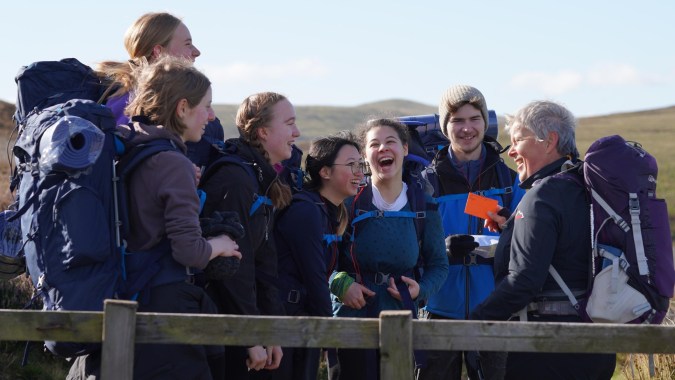 Eine Gruppe von Schülerinnen und Schülern der Edinburgh Steiner School auf einem Wanderweg mit Berglandschaft im Hintergrund.