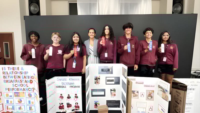 Schüler der Elite Preparatory Academy präsentieren Projekte zu Essstörungen und schulischer Leistung vor einem Informationsboard.