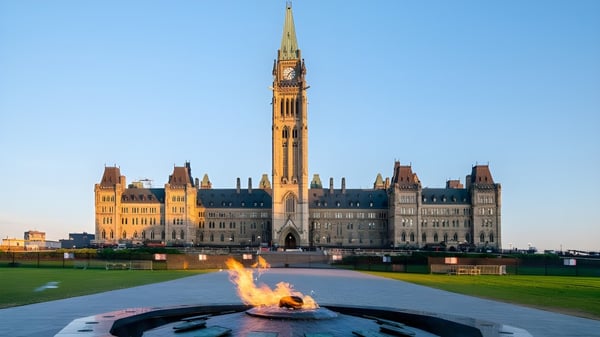 Das große Gebäude mit hohem Turm der Elmwood High School ist von einer grünen Fläche mit einer brennenden Feuerstelle umgeben.