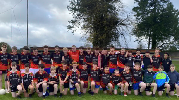 Eine Gruppe junger Fußballspielerinnen und -spieler posiert auf einem Feld auf dem Gelände des Elphin Community College.