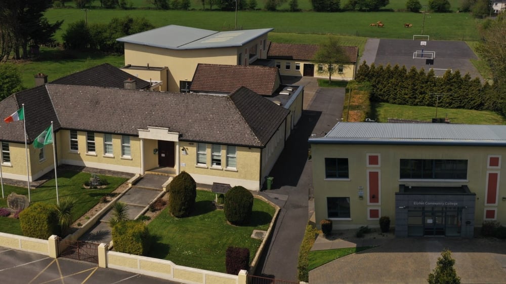 Das Gelände des Elphin Community College zeigt eine Mischung aus traditionellen und modernen Gebäuden mit Grünflächen.