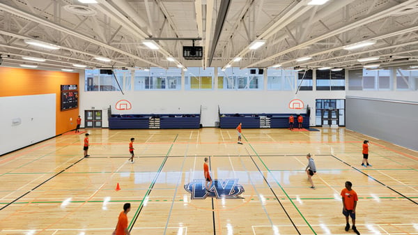 Die Basketballhalle der Elsie MacGill Secondary School mit einem großen Spielfeld und Sportgeräten.