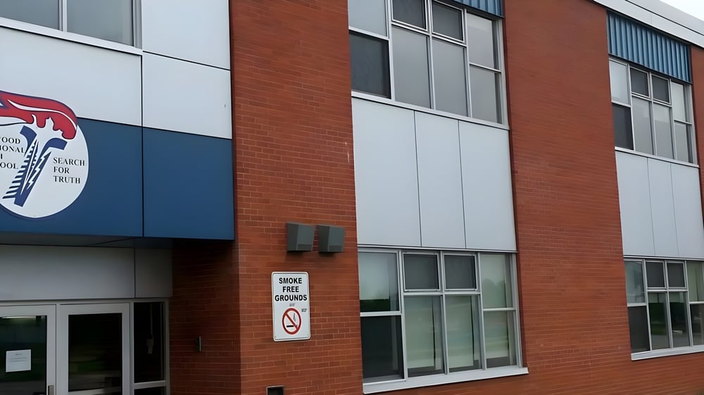 Das moderne mehrstöckige Gebäude der Elwood Regional High mit roter Backsteinfassade und großen Fenstern.