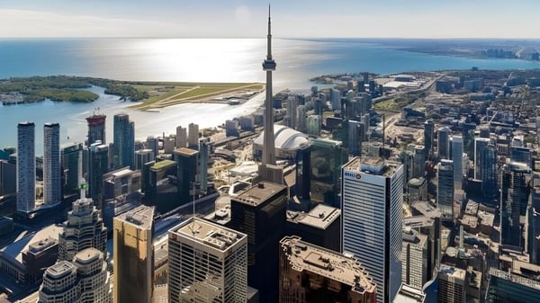 Luftaufnahme der Skyline von Toronto mit dem CN Tower und Lake Ontario im Hintergrund nahe dem Emery Collegiate Institute.