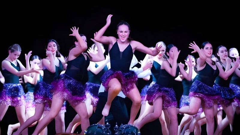 Eine Gruppe von Tänzerinnen führt auf der Bühne eine Szene bei der Endeavour Sports High School auf.