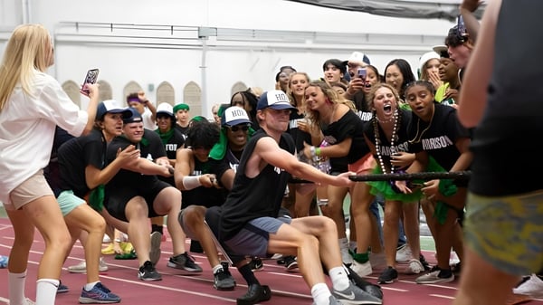 Schüler der Episcopal High School nehmen an einer Sportaktivität im Freien teil.