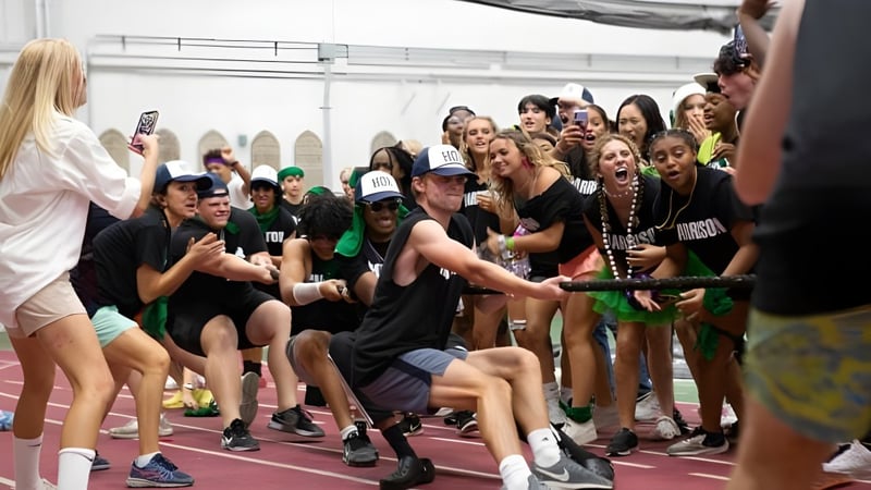 Schüler der Episcopal High School nehmen an einer Sportaktivität im Freien teil.