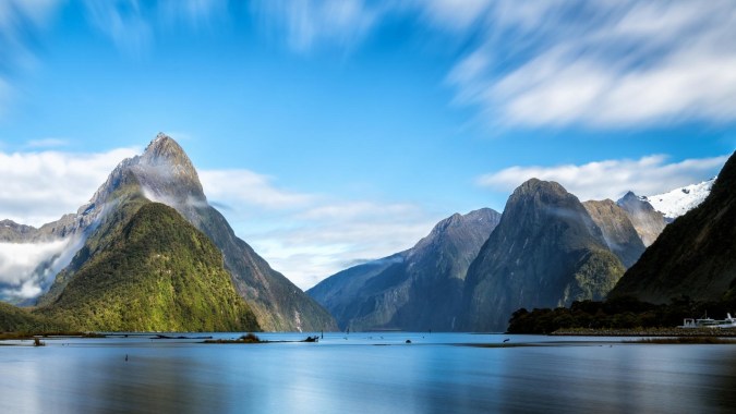 Eine ruhige Berglandschaft mit schneebedeckten Gipfeln und einem See im Vordergrund, aufgenommen in der Nähe der Epsom Girls Grammar School.