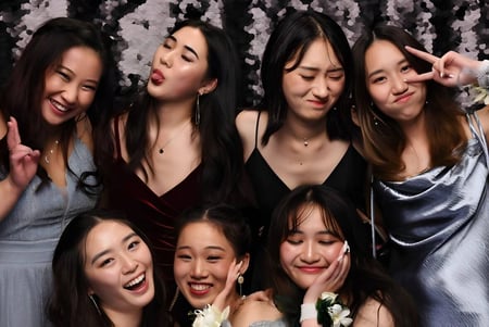 Eine Gruppe junger Schülerinnen der Epsom Girls Grammar School posiert gemeinsam vor einem Vorhang bei einer festlichen Veranstaltung.