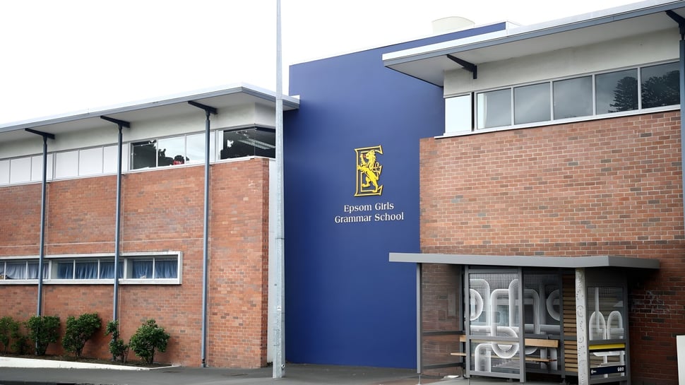 Das Backstein- und Glasgebäude mit dem Schriftzug der Epsom Girls Grammar School ist außen zu sehen.