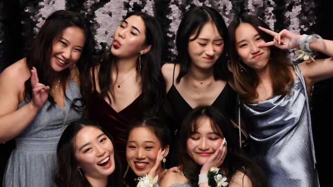 Eine Gruppe Schülerinnen der Epsom Girls Grammar School posiert vor glitzerndem Vorhang.