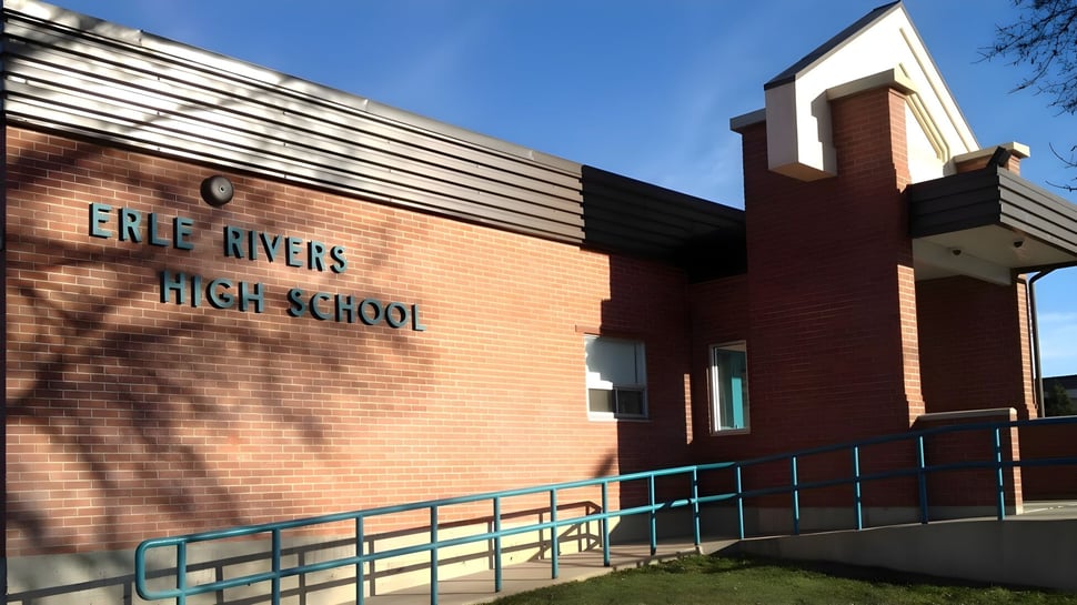 Das Backsteingebäude der Erie Rivers High School steht deutlich sichtbar vor einem klaren blauen Himmel.