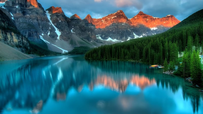 Blick auf einen ruhigen Alpensee mit schneebedeckten Bergen im Hintergrund auf dem Gelände der Erle Rivers High School.