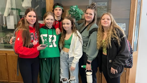 Eine Gruppe Schülerinnen und Schüler steht gemeinsam in einem Schulgebäude der Erle Rivers High School.