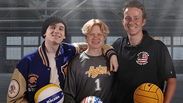 Drei Schüler in Sporttrikots stehen gemeinsam in der Sporthalle der Esperanza High School.