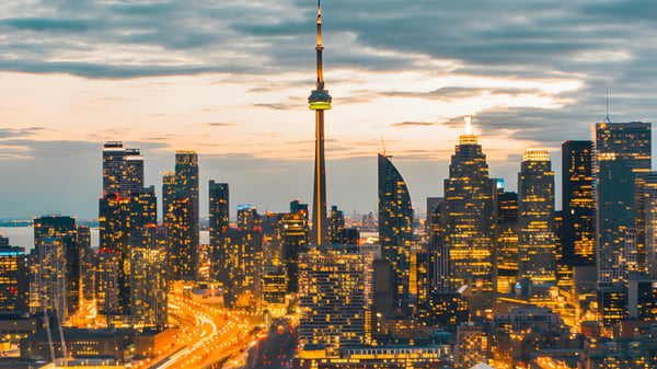 Der CN Tower und die Skyline sind bei Sonnenuntergang über der Stadt nahe dem Etobicoke Collegiate Institute zu sehen.