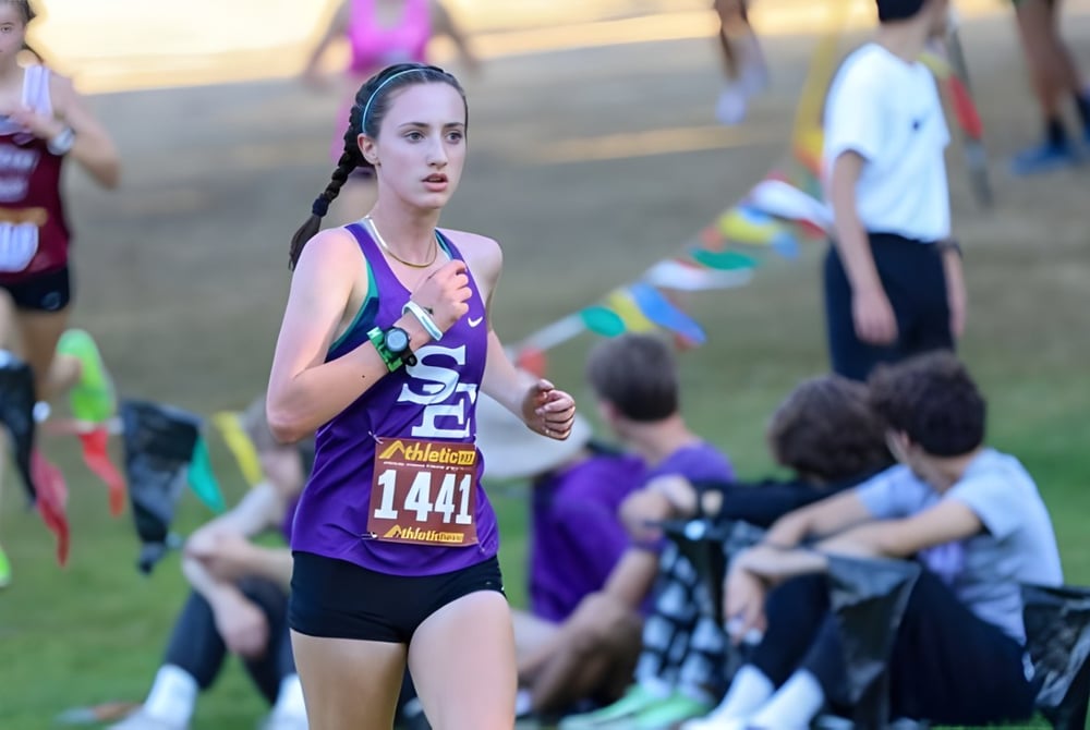 Eine Läuferin in lila Trikot nimmt an einem Wettkampf auf dem Gelände der Eugene School District teil.