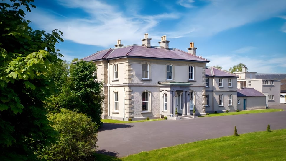 Das repräsentative mehrstöckige Gebäude der Eureka Secondary School ist von üppigem Grün umgeben.