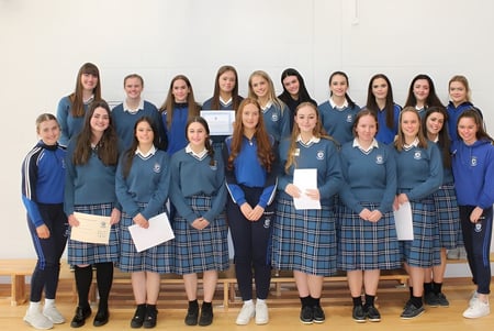 Eine Gruppe junger Schülerinnen steht in einer Klasse auf dem Campus der Eureka Secondary School.