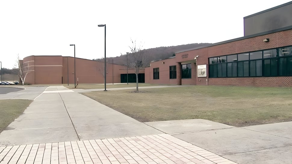 Das Backsteingebäude mit großen Fenstern und umliegendem Weg der Fabius Pompey High School.