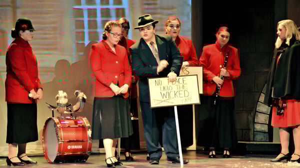 Eine Gruppe von Schülerinnen und Schülern der Fabius Pompey High School steht vor einem Gebäude und hält ein Schild mit der Aufschrift ‚We are the wicked‘.