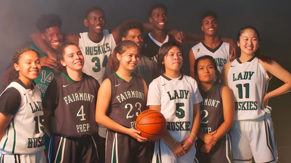 Eine Gruppe junger Basketballspielerinnen und -spieler posiert gemeinsam in Teamtrikots auf dem Mannschaftsfoto der Fairmont Prep Academy.