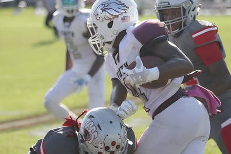 Zwei Footballspieler der Faith Christian Academy (FL) sind in einem Spiel auf dem Spielfeld aktiv.