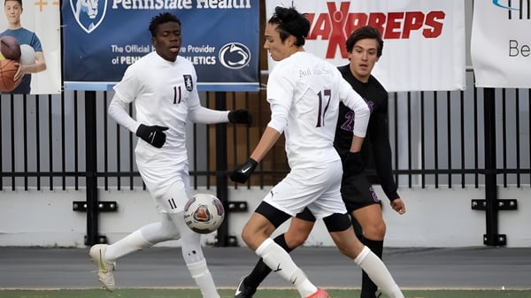 Zwei Schüler der Faith Christian Academy (PA) spielen Fußball während eines Spiels auf dem Sportfeld.