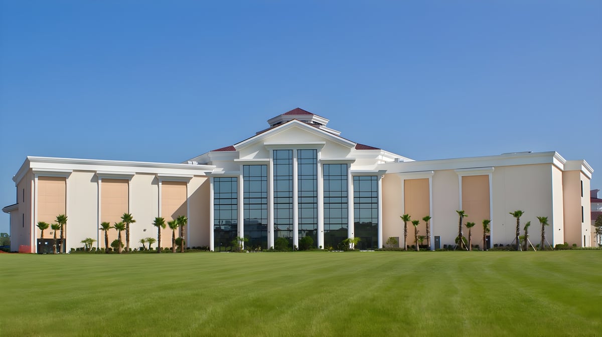 Das moderne Hauptgebäude der Faith Christian Academy in Florida steht auf einem gepflegten Rasen unter klarem Himmel.