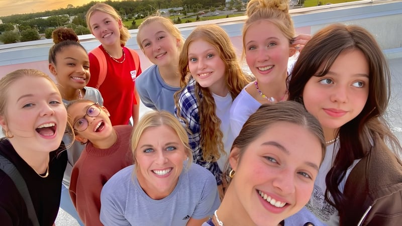 Eine Gruppe von Schülerinnen steht lachend im Außenbereich der Faith Christian Academy in Florida.