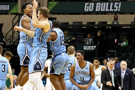 Zwei Basketballspieler der Faith Christian School umarmen sich auf dem Spielfeld während eines Spiels.