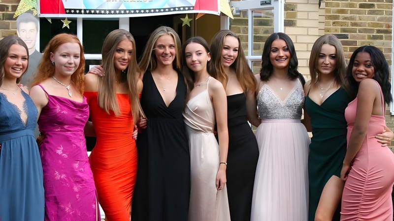 Eine Gruppe junger Schülerinnen der Farlington School posiert vor einem festlichen Hintergrund.