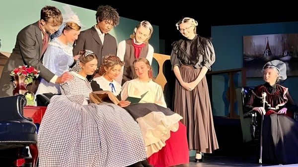 Schüler der Fayetteville Christian School stehen auf einer Bühne mit unterschiedlichen Requisiten.