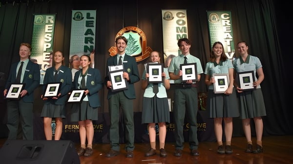 Schülerinnen und Schüler der Ferny Grove State High School erhalten auf der Bühne Auszeichnungen.
