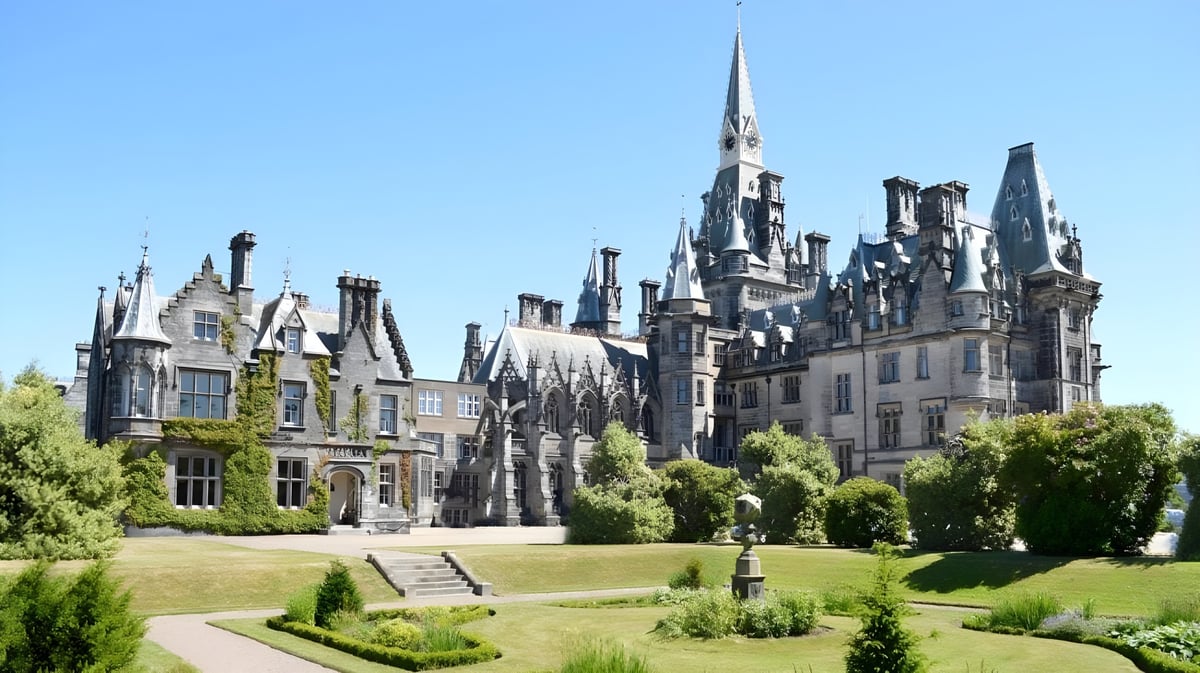 Das Fettes College zeigt ein prachtvolles schlossartiges Gebäude mit detaillierter Architektur in einem gepflegten Garten.