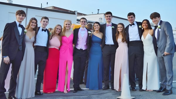 Schülerinnen und Schüler des Fingal Community College posieren in formeller Kleidung vor einem Gebäude.