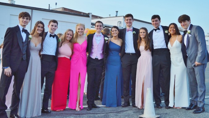 Eine Gruppe von Schülerinnen und Schülern des Fingal Community College posiert formell vor Gebäuden im Außenbereich.