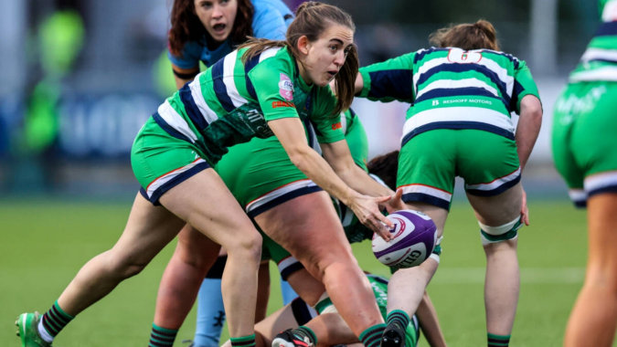 Eine Gruppe weiblicher Rugby-Spielerinnen beim Scrum auf dem Sportfeld des Fingal Community College.