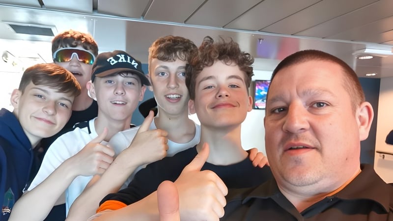 Eine Gruppe Schülerinnen und Schüler der Firrhill High School posiert gemeinsam in einem bunten Verkaufs- und Unterhaltungsumfeld.