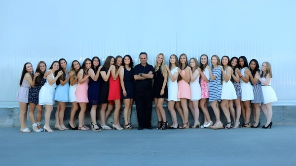 Eine Gruppe von Schülerinnen der FJ Brennan Catholic High School steht vor einem einfarbigen blauen Hintergrund.