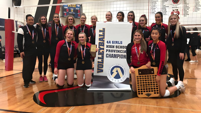 Eine Gruppe junger Athletinnen der Foremost School steht in der Sporthalle und feiert den Gewinn der Provinzmeisterschaft mit Pokal.