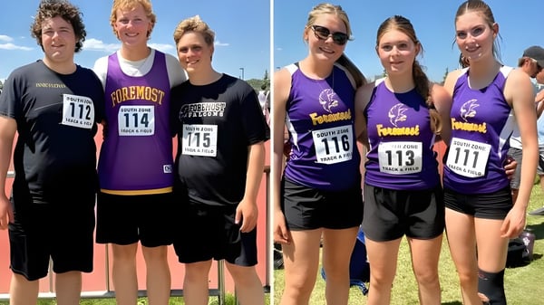 Eine Gruppe von Schülerinnen und Schülern der Foremost School steht in Sportkleidung auf einem Laufplatz im Freien.