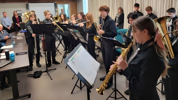 Eine Gruppe von Musikern probt im Aufführungsraum der Forestburg School mit Saxophonen und anderen Instrumenten.