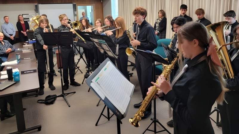 Eine Gruppe von Musikern probt im Aufführungsraum der Forestburg School mit Saxophonen und anderen Instrumenten.