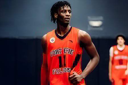 Ein Schüler der Fort Erie International Academy steht in einem roten Basketballtrikot auf dem Basketballfeld.