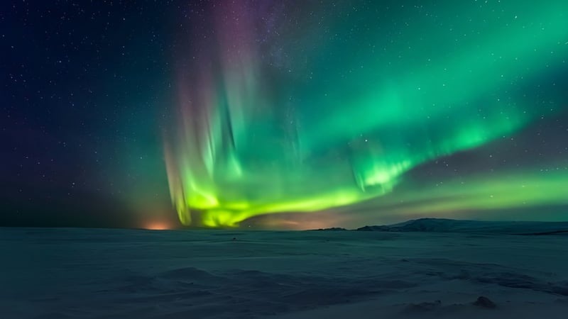 Über einer schneebedeckten Landschaft leuchtet das Nordlicht über dem Gelände der Fort St. James Secondary.