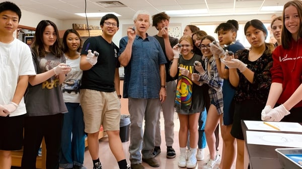 Schüler und Lehrende der Fountain Valley School of Colorado gemeinsam in einem Klassenraum mit persönlichen Gegenständen im Hintergrund.