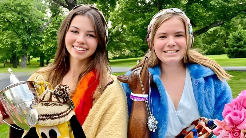 Zwei Schülerinnen der Foxcroft School stehen im Park vor grünen Bäumen und lächeln in die Kamera.